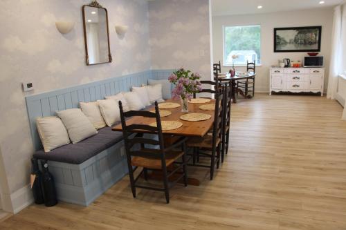 Queen Suite with Private Ensuite at Fancie's PEC - Suite 1, Belleville (fotografie 7)