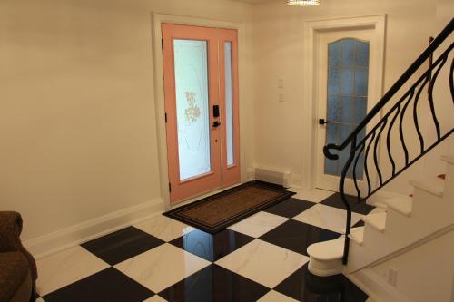 Queen Suite with Private Ensuite at Fancie's PEC - Suite 1, Belleville (fotografie 4)