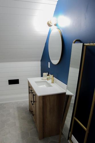 Queen Suite with Private Ensuite at Fancie's PEC - Suite 1, Belleville (fotografie 9)