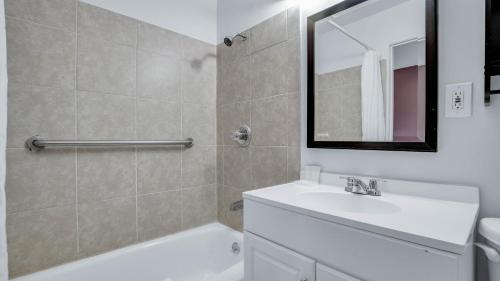 King Room image 3