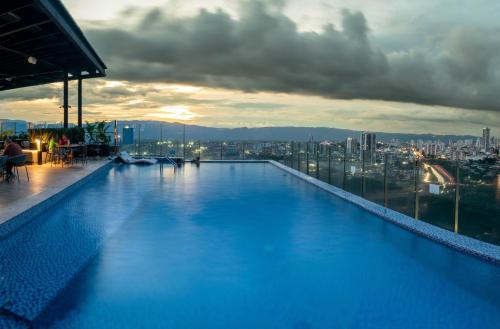 สระว่ายน้ำ, Holiday Inn Bucaramanga Cacique By IHG in บูคาร่ามังกัส