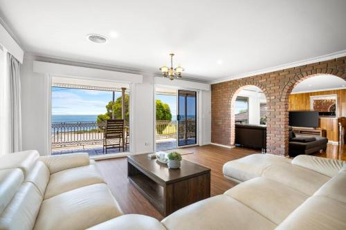 Azure Majesty - Clifton's Grand Waterfront Haven