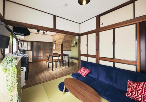 Est house KAMEARI -Entire Tokyo House with Direct Bus Access to Airport and Disney in a Peaceful Local Neighborhood with 24 Hour Shops and Dining Options-, Tokio