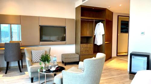 Deluxe Suite with Sea View image 10