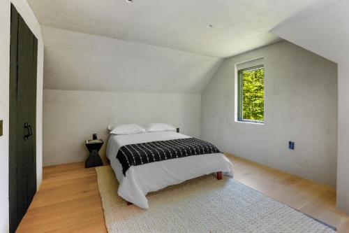 Woodstock Retreat - 3 br 3 bath pool hot tub walk to town in Woodstock, USA