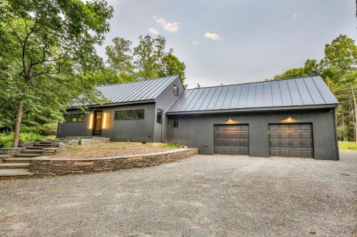 Woodstock Retreat - 3 br 3 bath pool hot tub walk to town in Woodstock, USA