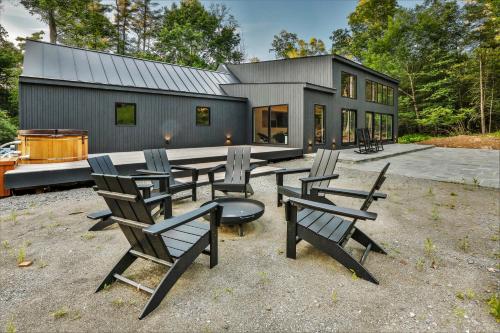 Woodstock Retreat - 3 br 3 bath pool hot tub walk to town in Woodstock, USA