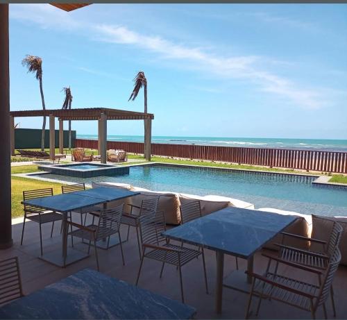 Casa beira mar com piscina privativa em condomínio