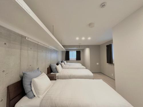4 twin beds, 1 sofa bed, 1 futon bed