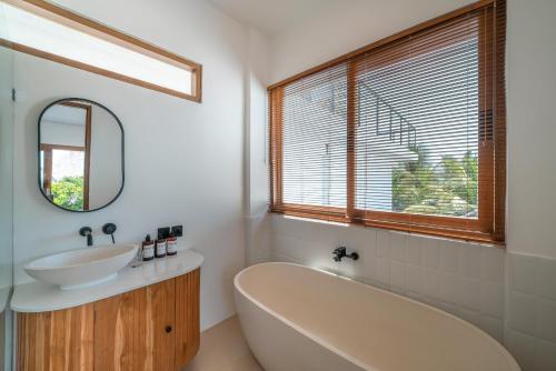Villa Phan - Tranquil Stylish 2-Bedroom Villa in Pererenan - image 2