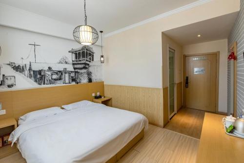 Happy Dragon Alley Hotel-In the city center with big window&free coffe, Fluent English speaking,Tourist attractions ticket service&food recommendation,Near Tian Anmen Forbiddencity,Near Lama temple,Easy to walk to NanluoAlley&Shichahai