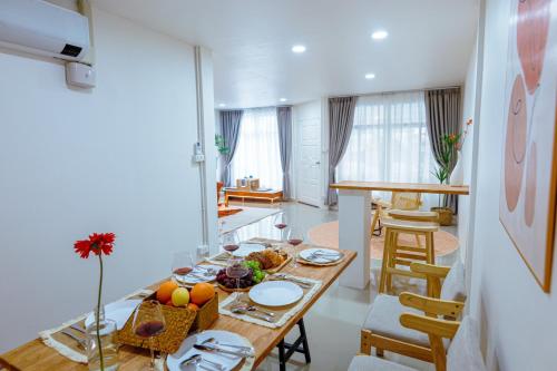 บ้านเดี่ยว 3 ห้องนอน 2 ห้องน้ำส่วนตัว ขนาด 168 ตร.ม. – ประตูน้ำ (RR Bespoke Urban Villa/Downtown/JODD FAIRS) in กรุงเทพ