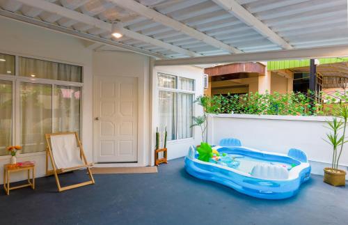 สระว่ายน้ำ, บ้านเดี่ยว 3 ห้องนอน 2 ห้องน้ำส่วนตัว ขนาด 168 ตร.ม. – ประตูน้ำ (RR Bespoke Urban Villa/Downtown/JODD FAIRS) in กรุงเทพ