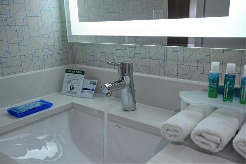 Holiday Inn Express & Suites TORONTO AIRPORT WEST image 30