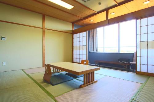 1 twin bed, 10 futon beds
