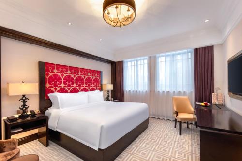 Shanghai Grand King Room - Welcome Fruit & Snacks & Beer * 1 per stay ( up 2 persons ) room in TUI BLUE Yangtze Shanghai