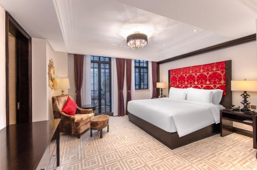 Boutique Balcony King Room -  Welcome Fruit & Snacks & Beer * 1 per stay ( up 2 persons ) room in TUI BLUE Yangtze Shanghai