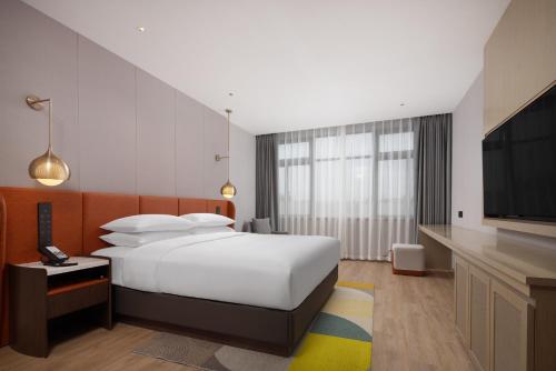 1 queen bed, 1 sofa bed