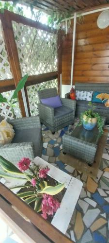 Balcony/terrace, Le Cosy Bungalow de Lili / 5min de l'aeroport in Les Abymes