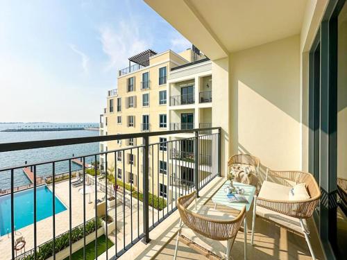 HiGuests - Dream stay in our Cozy 2BR in La Rive Community, Dubaj