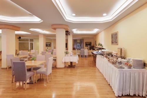 Louvre Hotel - image 2