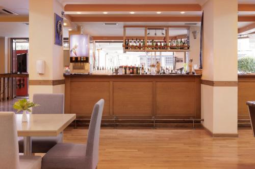 Louvre Hotel - image 10