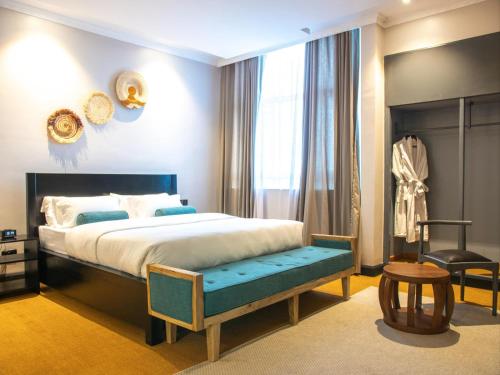 Standard King Room image 6