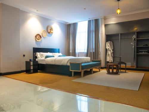 Standard King Room image 4