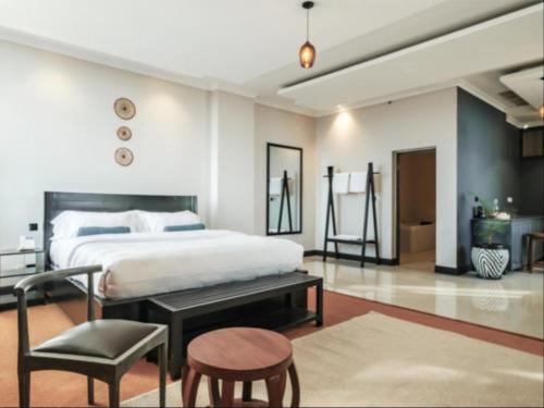 Deluxe Double or Twin Room image 7