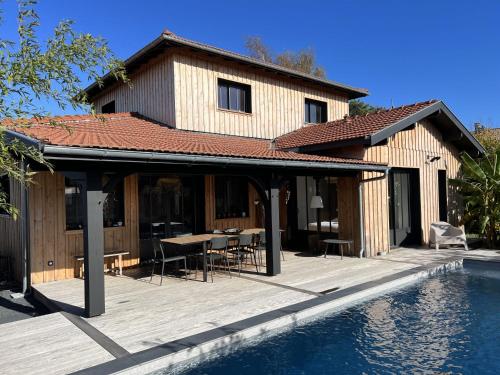 Villa avec piscine chauffée - Location, gîte - Arès