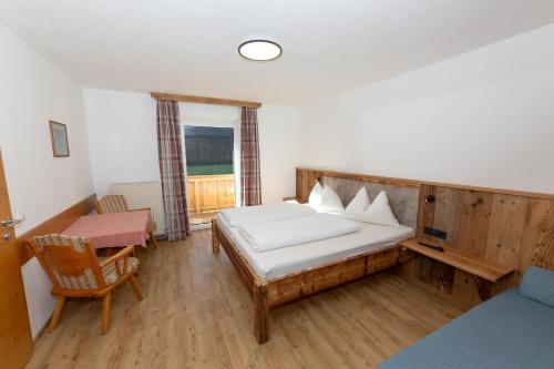 1 queen bed, 2 sofa beds