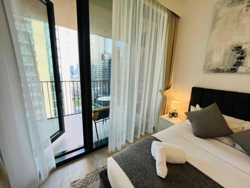 VAYA- Stunning 2BR Apartment Near Burj khalifa - image 12
