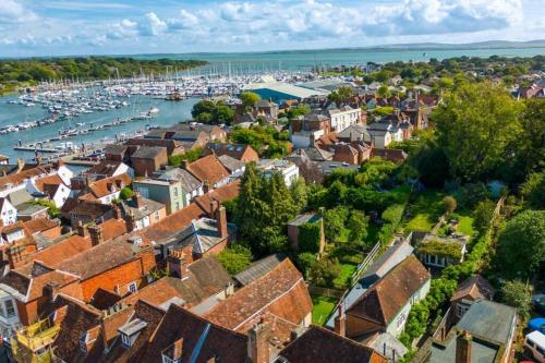 Stunning Luxury Apartment in Central Lymington - South Baddesley