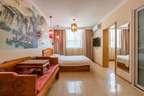 Happy Dragon Alley Hotel-In the city center with big window&free coffe, Fluent English speaking,Tourist attractions ticket service&food recommendation,Near Tian Anmen Forbiddencity,Near Lama temple,Easy to walk to NanluoAlley&Shichahai