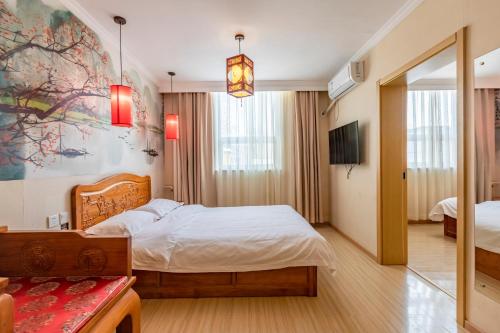 Happy Dragon Alley Hotel-In the city center with big window&free coffe, Fluent English speaking,Tourist attractions ticket service&food recommendation,Near Tian Anmen Forbiddencity,Near Lama temple,Easy to walk to NanluoAlley&Shichahai