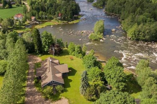 Villa Koskenäyräs - beautiful Villa beside the Kymi River and Kokonkoski rapids - Apartment - Kotka