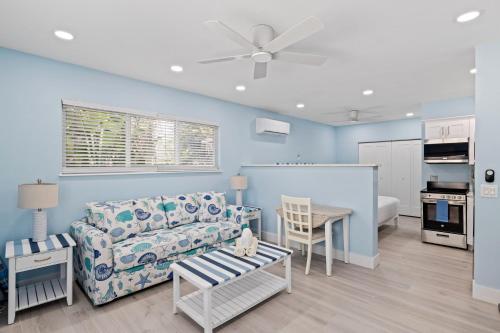 Captain Ed's - Charming Studio at PalmView of Sanibel with Bikes