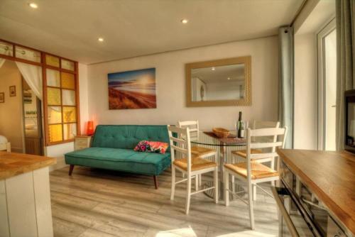 Stunning Solent View Beachfront Apartment, Sleeps4