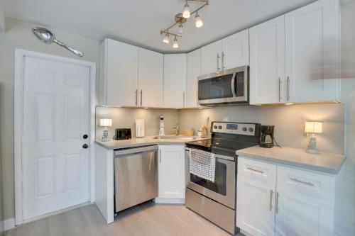 Fort Lauderdale Guest House with Pool 3 Mi to Dtwn! in Fort Lauderdale, USA