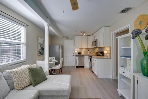 Fort Lauderdale Guest House with Pool 3 Mi to Dtwn! in Fort Lauderdale, USA