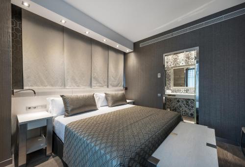1 double bed, 4 twin beds