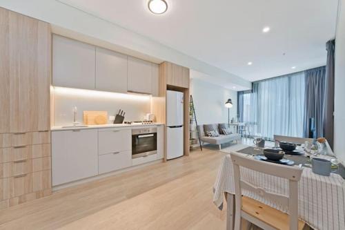 Stylish 1BR Entire CBD Apt 5 Minutes Train Station