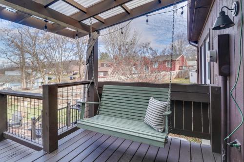 Harrisonburg Home with Deck - 2 Mi to JMU! in 애시비 하이츠