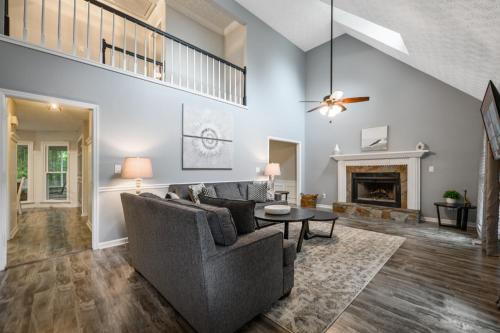 Relax In This 4BR Retreat With Screened Snug Porch in Marietta, USA