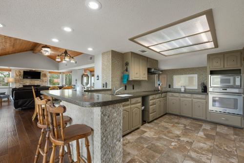 Wine Country Retreat – with a lake view! thumb 2