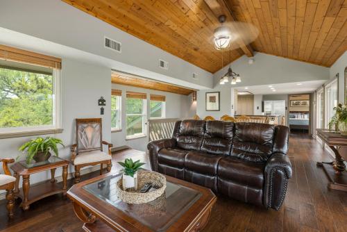 Wine Country Retreat – with a lake view! detail