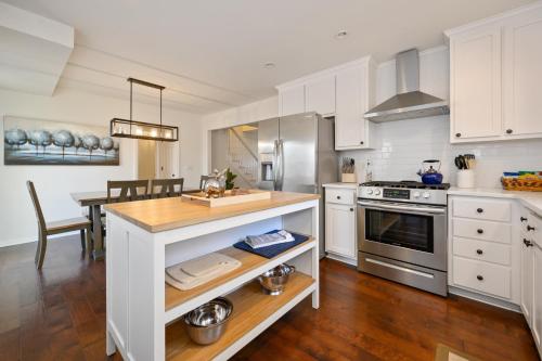 Majestic Modern Home Quick Access to DT Woodstock in Woodstock, USA