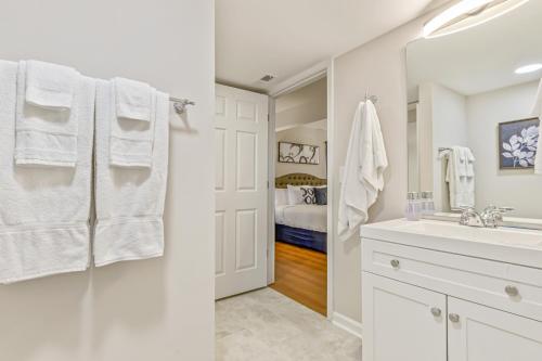 Cabin Style & Cozy Back Deck Near LakePoint PBR Cabin Style & Cozy Back Deck Near LakePoint PBR