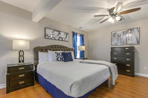 Cabin Style & Cozy Back Deck Near LakePoint PBR Cabin Style & Cozy Back Deck Near LakePoint PBR