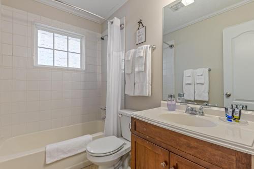 Cabin Style & Cozy Back Deck Near LakePoint PBR Cabin Style & Cozy Back Deck Near LakePoint PBR